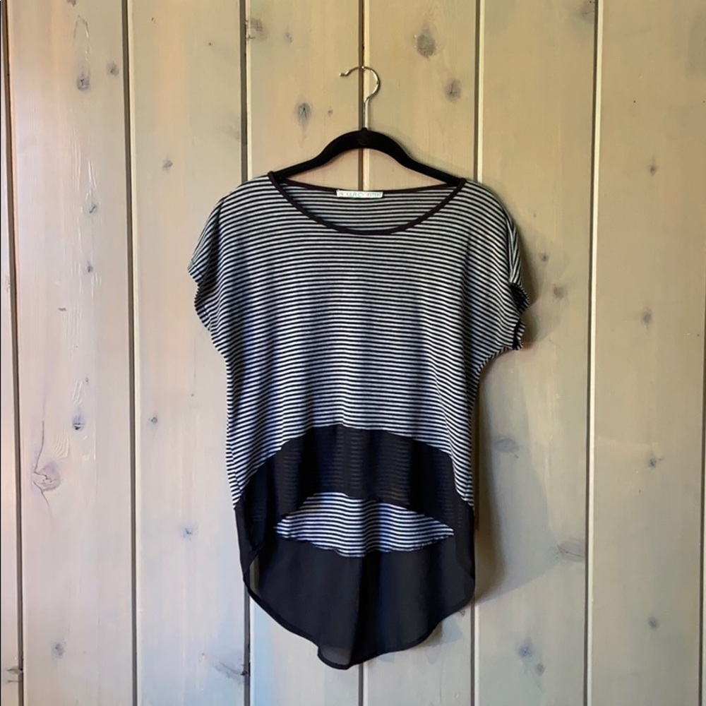 Short sleeved hi-low top